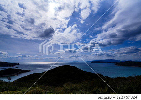 早春の紀淡海峡 行き交う船と流れる雲 そして美しい夕焼け 日没前⑩ 早春の紀淡海峡 行き交う船と流れる雲 そして美しい夕焼け 日没前⑩ 123767824