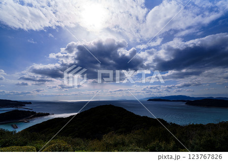 早春の紀淡海峡 行き交う船と流れる雲 そして美しい夕焼け 日没前⑫ 早春の紀淡海峡 行き交う船と流れる雲 そして美しい夕焼け 日没前⑫ 123767826