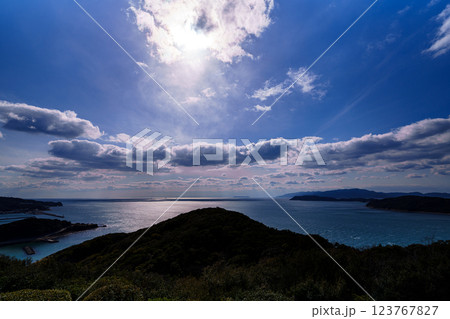 早春の紀淡海峡 行き交う船と流れる雲 そして美しい夕焼け　日没前⑬ 123767827