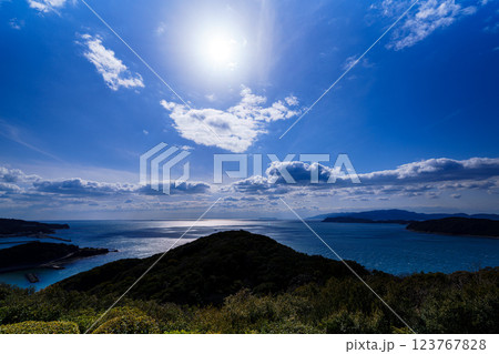 早春の紀淡海峡 行き交う船と流れる雲 そして美しい夕焼け　日没前⑭ 123767828