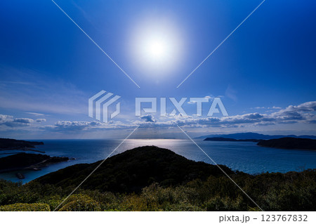 早春の紀淡海峡 行き交う船と流れる雲 そして美しい夕焼け 日没前⑱ 早春の紀淡海峡 行き交う船と流れる雲 そして美しい夕焼け 日没前⑱ 123767832