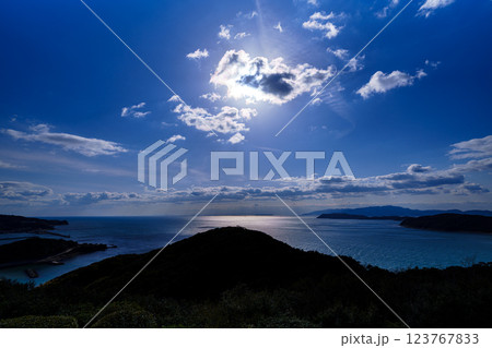 早春の紀淡海峡 行き交う船と流れる雲 そして美しい夕焼け　日没前⑲ 123767833