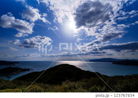 早春の紀淡海峡 行き交う船と流れる雲 そして美しい夕焼け　日没前⑳ 123767834