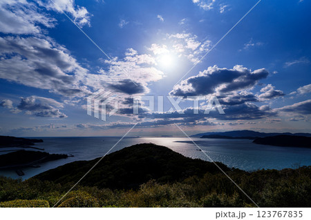 早春の紀淡海峡 行き交う船と流れる雲 そして美しい夕焼け　日没前㉑ 123767835