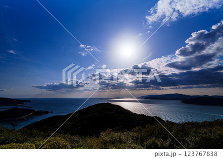 早春の紀淡海峡 行き交う船と流れる雲 そして美しい夕焼け　日没前㉔ 123767838