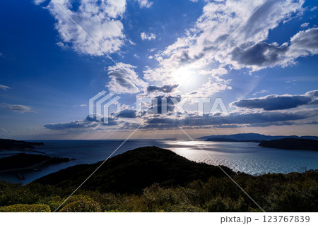 早春の紀淡海峡 行き交う船と流れる雲 そして美しい夕焼け　日没前㉕ 123767839
