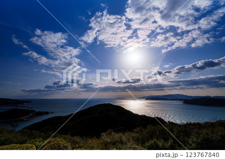 早春の紀淡海峡 行き交う船と流れる雲 そして美しい夕焼け　日没前㉖ 123767840