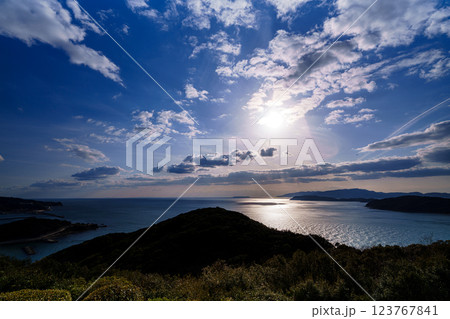 早春の紀淡海峡 行き交う船と流れる雲 そして美しい夕焼け 日没前の夕焼け空① 早春の紀淡海峡 行き交う船と流れる雲 そして美しい夕焼け 日没前の夕焼け空① 123767841