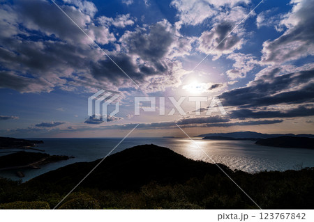 早春の紀淡海峡 行き交う船と流れる雲 そして美しい夕焼け 日没前の夕焼け空② 早春の紀淡海峡 行き交う船と流れる雲 そして美しい夕焼け 日没前の夕焼け空② 123767842