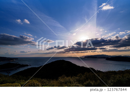早春の紀淡海峡 行き交う船と流れる雲 そして美しい夕焼け 日没前の夕焼け空➃ 早春の紀淡海峡 行き交う船と流れる雲 そして美しい夕焼け 日没前の夕焼け空➃ 123767844