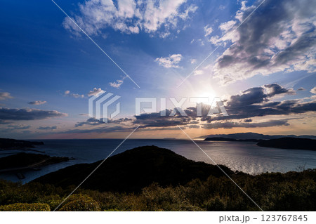 早春の紀淡海峡 行き交う船と流れる雲 そして美しい夕焼け　日没前の夕焼け空⑤ 123767845