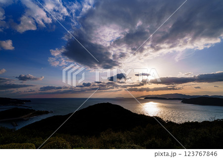 早春の紀淡海峡 行き交う船と流れる雲 そして美しい夕焼け　日没前の夕焼け空➅ 123767846