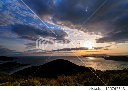 早春の紀淡海峡 行き交う船と流れる雲 そして美しい夕焼け　日没前の夕焼け空⑧ 123767848