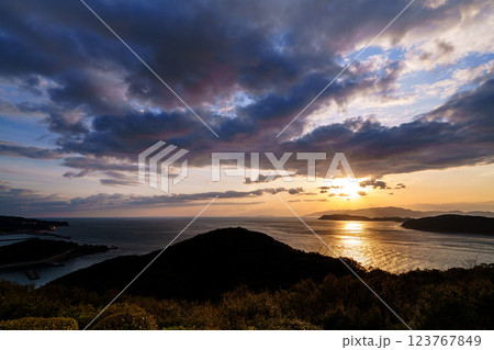 早春の紀淡海峡 行き交う船と流れる雲 そして美しい夕焼け 日没前の夕焼け空⑨ 早春の紀淡海峡 行き交う船と流れる雲 そして美しい夕焼け 日没前の夕焼け空⑨ 123767849
