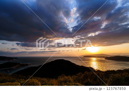 早春の紀淡海峡 行き交う船と流れる雲 そして美しい夕焼け　日没前の夕焼け空⑩ 123767850