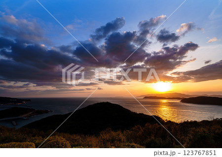 早春の紀淡海峡 行き交う船と流れる雲 そして美しい夕焼け 日没前の夕焼け空⑪ 早春の紀淡海峡 行き交う船と流れる雲 そして美しい夕焼け 日没前の夕焼け空⑪ 123767851