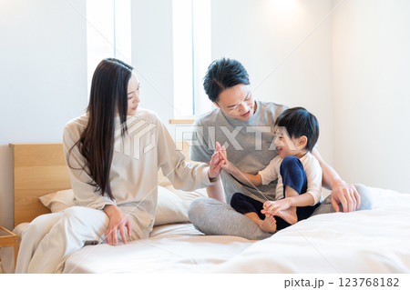 寝室で会話する若い家族 寝室で会話する若い家族 123768182