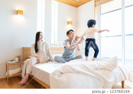 寝室で会話する若い家族 寝室で会話する若い家族 123768184