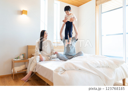 寝室で会話する若い家族 寝室で会話する若い家族 123768185