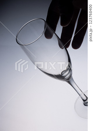 落ちるグラス 落ちるグラス 123768400