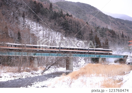 雪化粧した山々を背景に中央西線を駆け抜ける383系特急しなの号_2025/2/8撮影 123768474