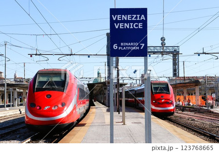 電車特急 フレッチャロッサ ベネチア サンタルチア駅 イタリア 電車特急 フレッチャロッサ ベネチア サンタルチア駅 イタリア 123768665