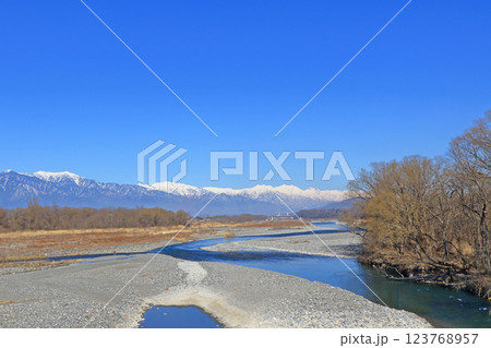 早春の安曇野 田沢橋から望む犀川と北アルプス 早春の安曇野 田沢橋から望む犀川と北アルプス 123768957