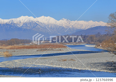 早春の安曇野 田沢橋から望む犀川と北アルプス 早春の安曇野 田沢橋から望む犀川と北アルプス 123768996