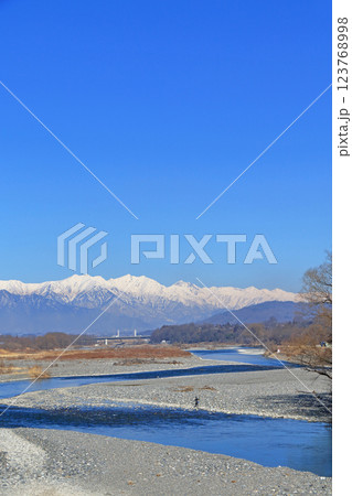 早春の安曇野 田沢橋から望む犀川と北アルプス 早春の安曇野 田沢橋から望む犀川と北アルプス 123768998