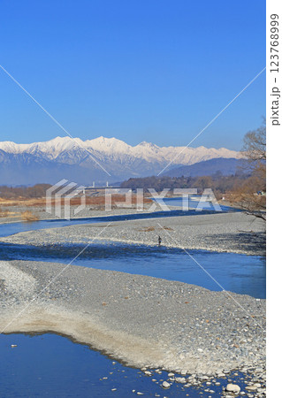 早春の安曇野　田沢橋から望む犀川と北アルプス 123768999
