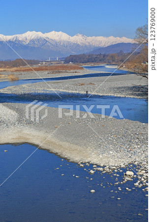 早春の安曇野　田沢橋から望む犀川と北アルプス 123769000
