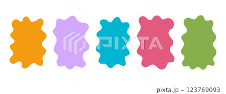 Cute doodle wavy shapes. Irregular assymetric blobs. Abstract psychedelic freehand drawn forms. Speech bubbles, tags, boxes or labels templates isolated on white background. Vector flat illustration 123769093
