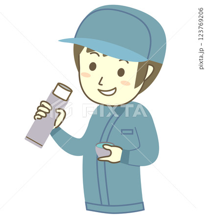 休憩中に水分補給する若い男性作業員 123769206