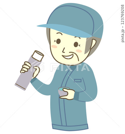 休憩中に水分補給するシニア男性作業員 123769208