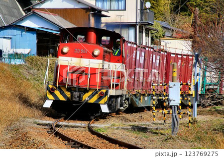 コンテナで臨海部の物流を支える… 福島臨海鉄道『DD561』牽引のコンテナ貨物列車 123769275