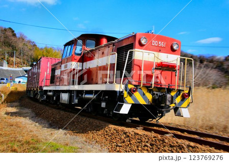 コンテナで臨海部の物流を支える… 福島臨海鉄道『DD561』牽引のコンテナ貨物列車 123769276