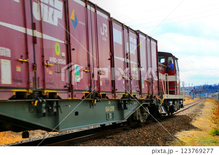 コンテナで臨海部の物流を支える… 福島臨海鉄道『DD561』牽引のコンテナ貨物列車 コンテナで臨海部の物流を支える… 福島臨海鉄道『DD561』牽引のコンテナ貨物列車 123769277