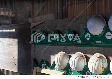 ヘルメット置き場 123769284