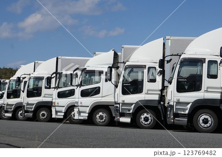 駐車場に整列してるトラック 123769482