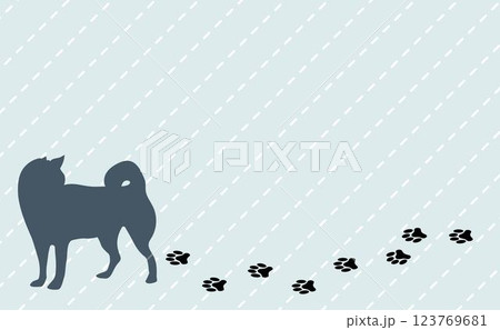 足跡をつけながら歩く犬のシルエット 123769681