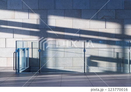 ビルの窓から差し込む光が作る影 123770016