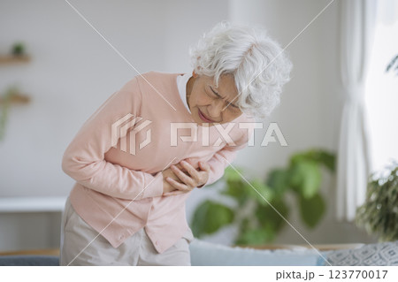 胸をおさえて苦しむシニア女性 123770017