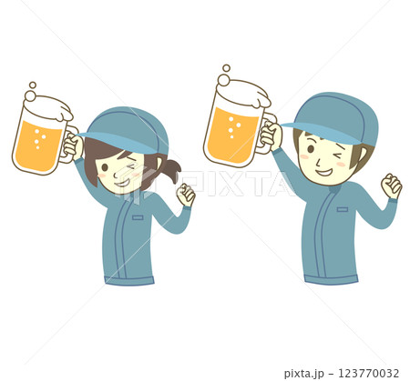 ビールを掲げている帽子をかぶった男女作業員 ビールを掲げている帽子をかぶった男女作業員 123770032