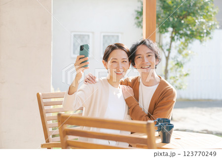 スマホで写真を撮るカップル 123770249