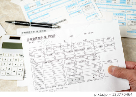 高額医療費控除　　高額な医療費を支払った場合の税額控除制度 123770464