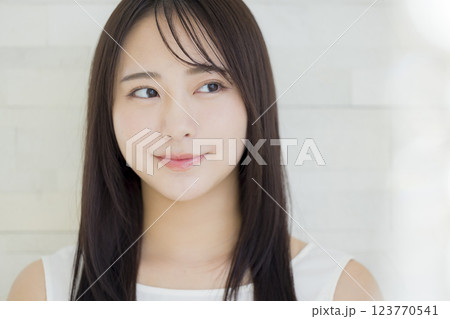 若い女性のビューティイメージ 123770541