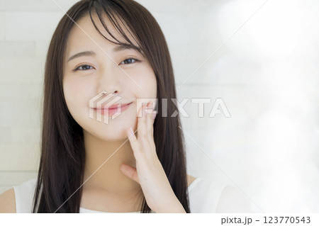 若い女性のビューティイメージ 123770543