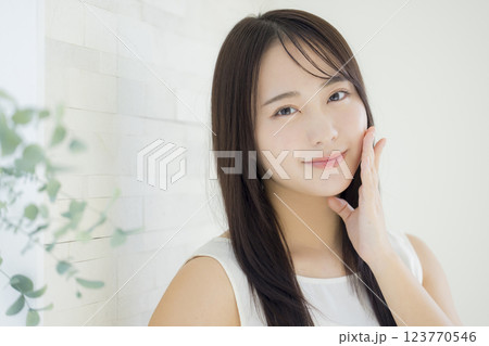 若い女性のビューティイメージ 123770546