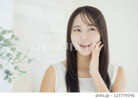 若い女性のビューティイメージ 123770548