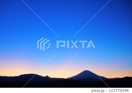 日が落ちた吾妻山公園からみた富士山 123770594